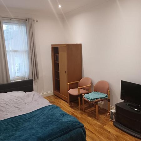 Beautiful Room In Lovely Flat Londen Buitenkant foto