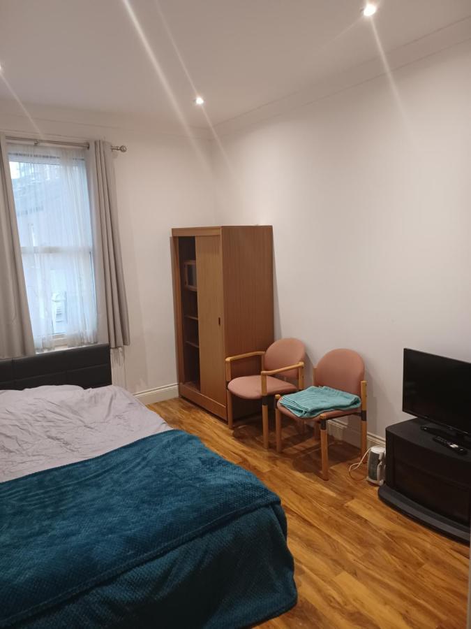 Beautiful Room In Lovely Flat Londen Buitenkant foto