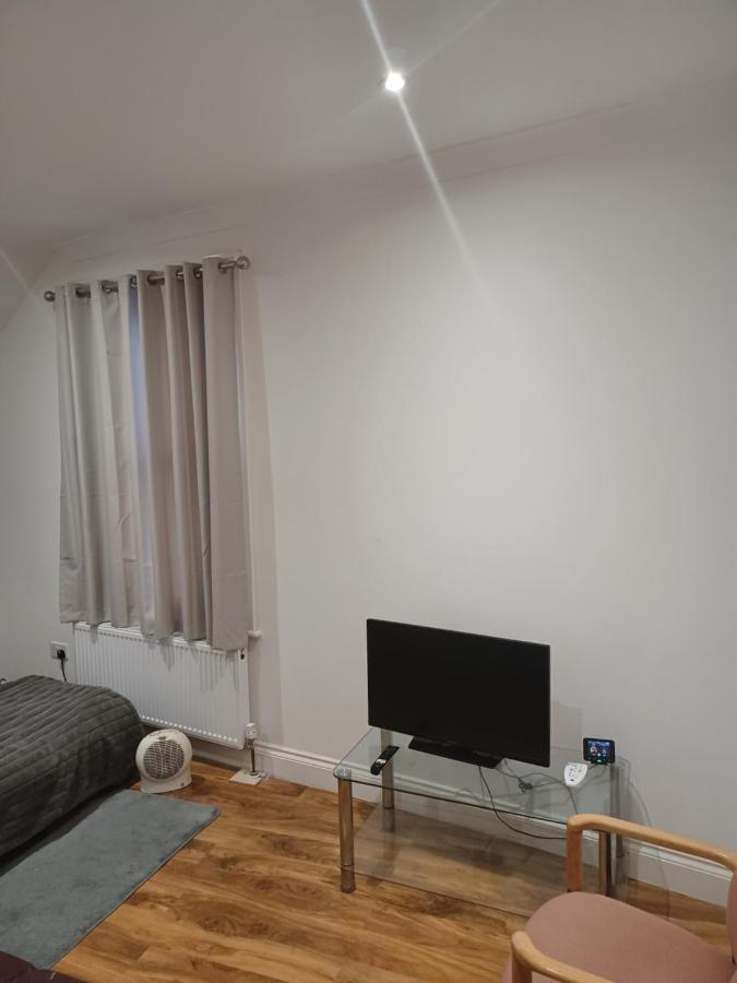 Beautiful Room In Lovely Flat Londen Buitenkant foto